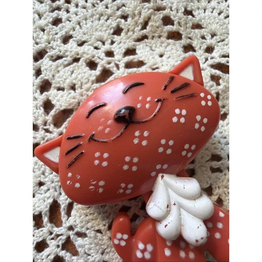 Vintage‎ Avon Calico Cat Fragrance Glaze Pin 1973 No Box